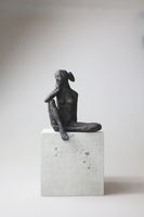 Sitzendes Mädchen VIII, Bronze, 10 x 12 x 20 cm