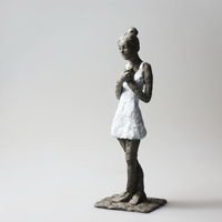 Mädchen mit Mini LXXII, Bronze, Höhe 16 cm