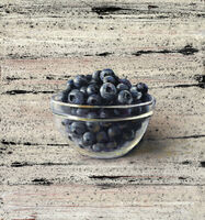 Michael Lauterjung, Glasschale mit Blaubeeren, Mischtechnik auf Holz, 51 x 48 cm