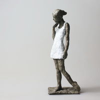 Mädchen mit Mini LXXI, Bronze, Höhe 16 cm